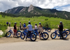 Groupe of people on electric bikes at the Flatirons
